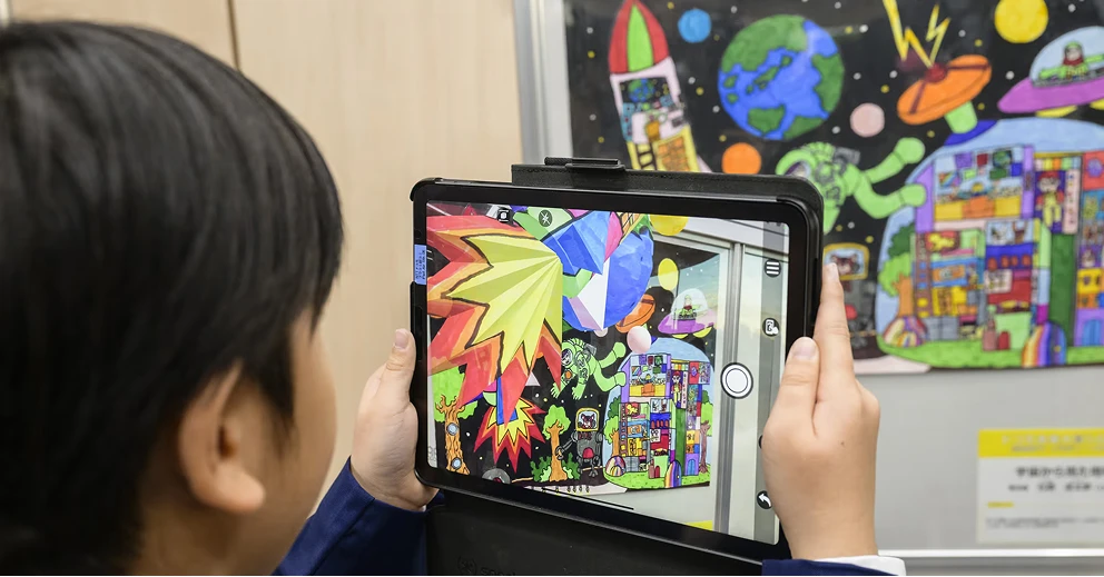 専用アプリ「ARcube」上のカメラで対象の作品をかざすと、作品の世界観を表現したアニメーションや3DCGが体験できます。